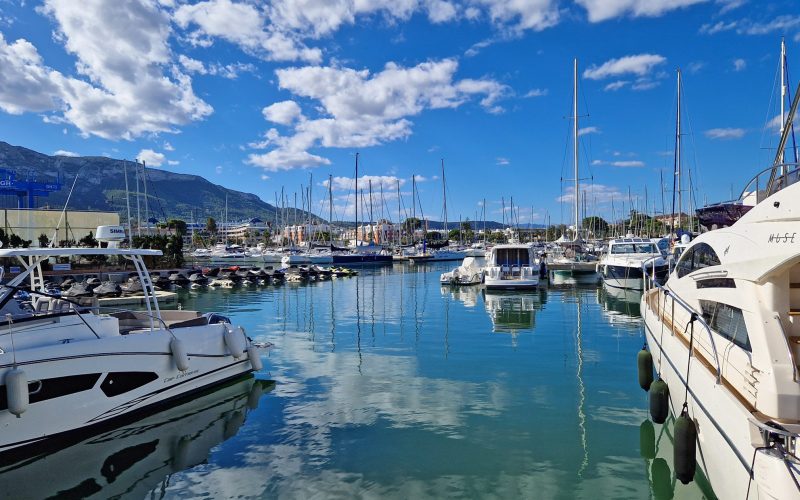 Yachthafen mit vielen Booten - Denia